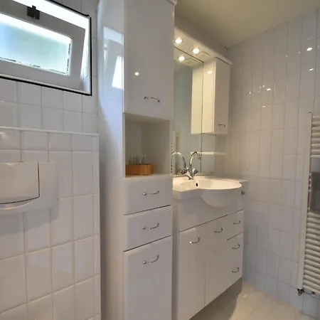 Serene Getaway In אדם